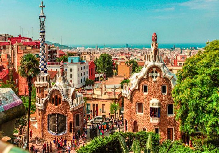 Guided Tour of Sagrada Familia and Parc Güell – Priority-access tickets