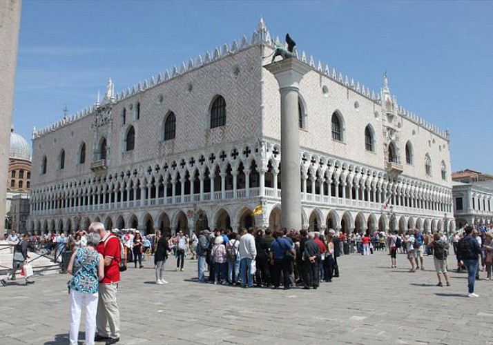 Visite guidée du Palais des Doges en petit groupe et en français – billet coupe file & entrée à l’ancien Palais Royal inclus