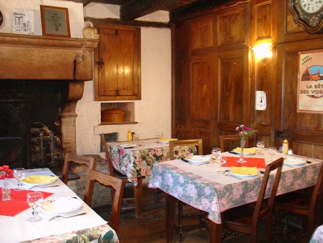 Salle avec cheminée et alcôve d'origine