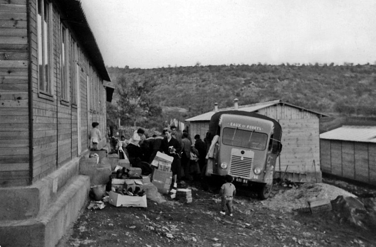 Camion emmenant les hommes travailler en forêt de la montagne de Lure pour l'ONF - 1963
