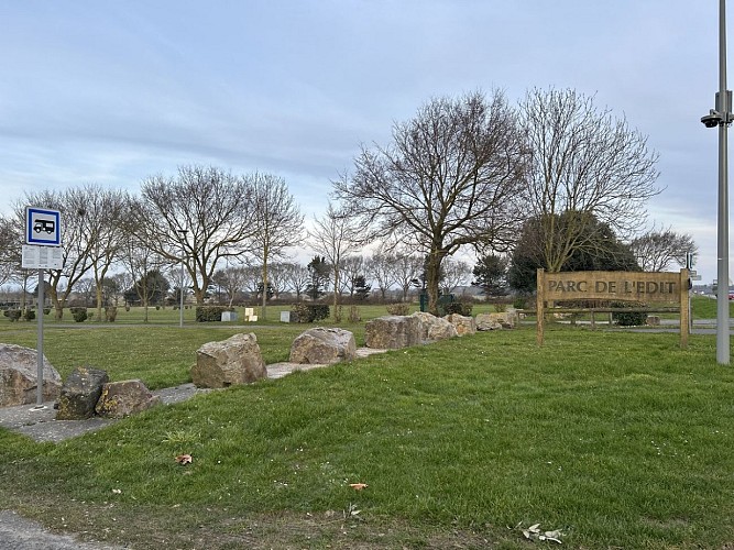 aire-camping-car-entree-parc-edit-courseulles