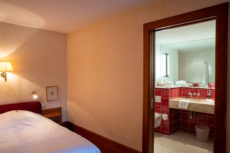 Chambre accès personne à mobilité réduite