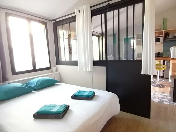 Chambre séparée par une cloison-verriere