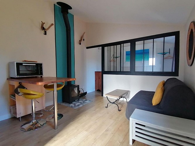 la pièce de vie donnant sur la chambre séparée