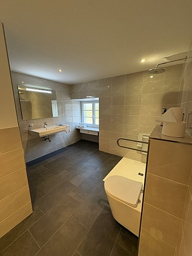 domaine-ecrin-lumiere-salle-bain-PMR-campsegret-tourisme-vallee-isle