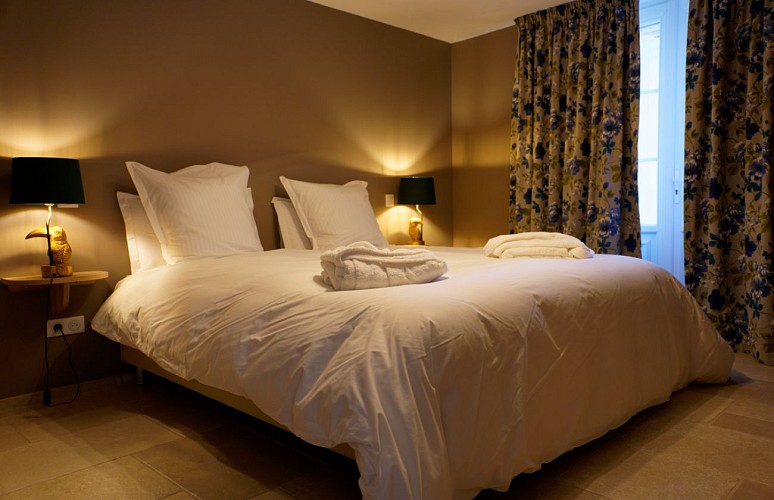 domaine-ecrin-lumiere-lit-double-campsegret-tourisme 2