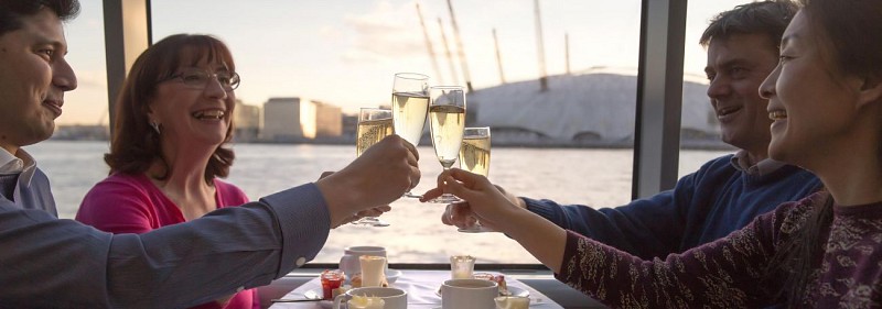 Stadtrundfahrt durch London im Bus und luxuriöser Afternoon Tea mit Champagner