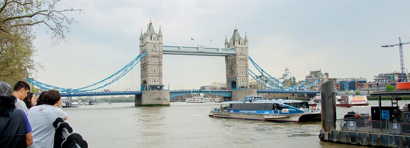 London Tour by Vintage Bus & Thames Cruise with Afternoon Tea and Champagne