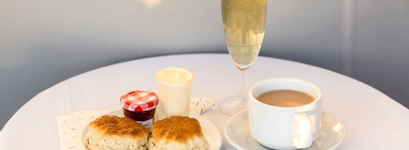 London Tour by Vintage Bus & Thames Cruise with Afternoon Tea and Champagne