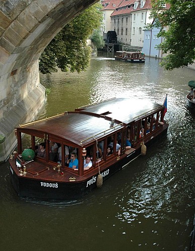 Besichtigung Prags zu Fuß, mit dem Bus und mit dem Boot