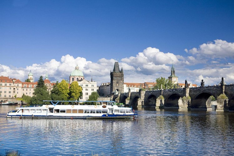 Besichtigung Prags zu Fuß, mit dem Bus und mit dem Boot