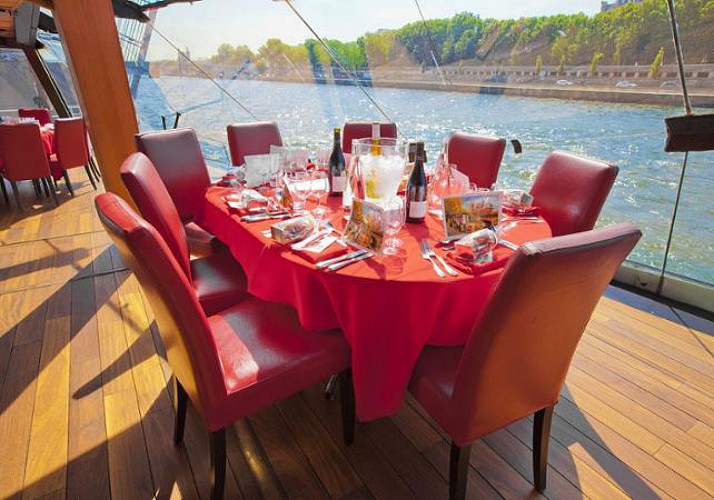 Bootsfahrt mit Abendessen Bateaux Mouches – Abfahrt: 18:00 Uhr Pont de l‘Alma