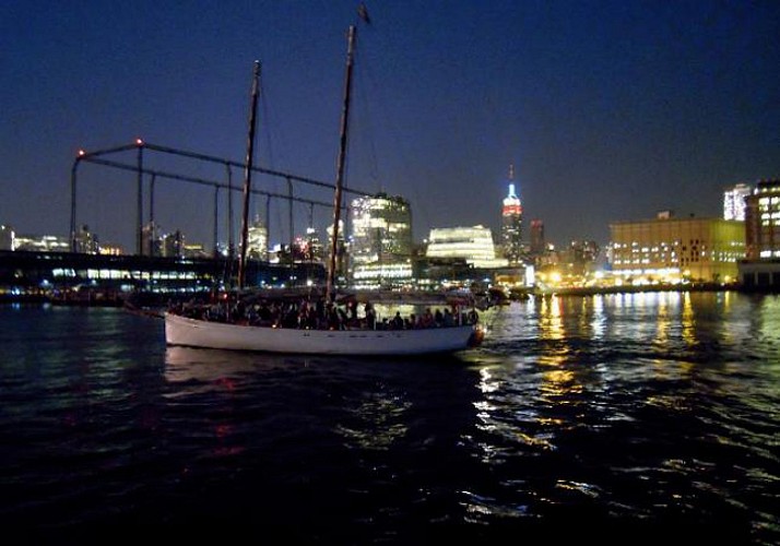 Velero crucero en Nuew York por la noche