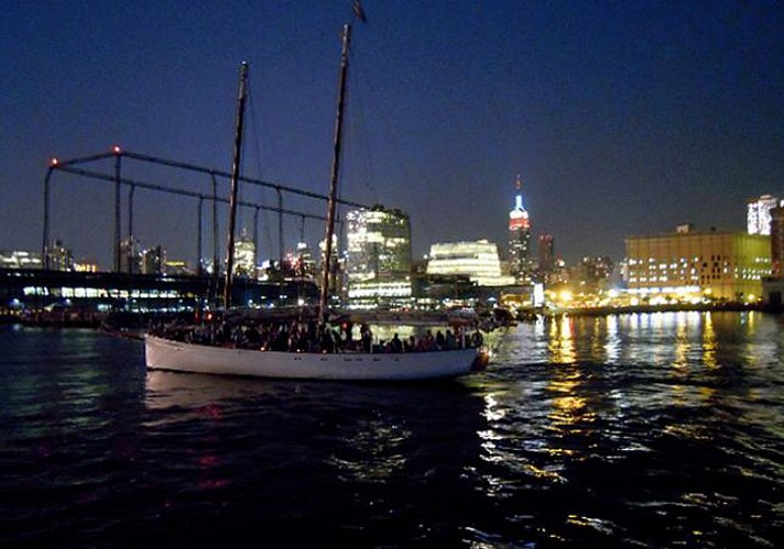 Crociera in barca a vela a New York di notte