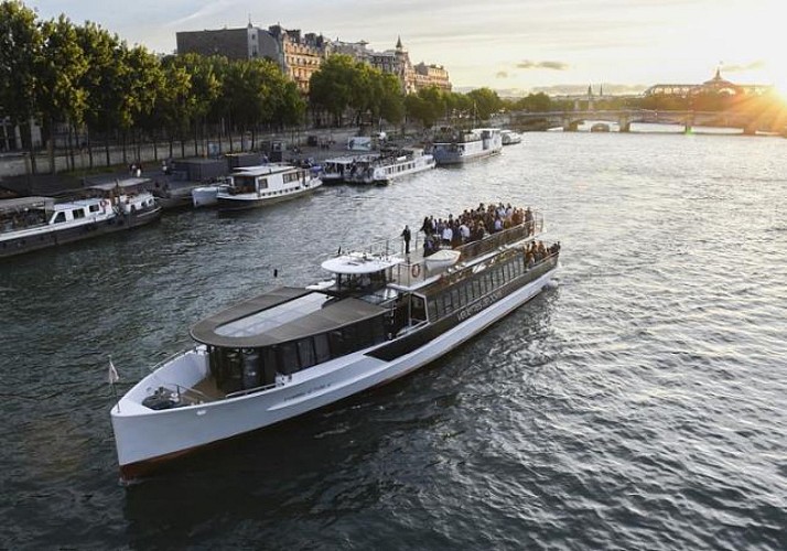 Croisière guidée en famille sur la Seine et découverte des incontournables de Paris