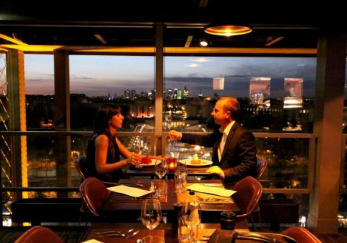 100% Romantik an einem Abend: Abendessen am Eiffelturm, Bootsfahrt auf der Seine und Show im Moulin Rouge