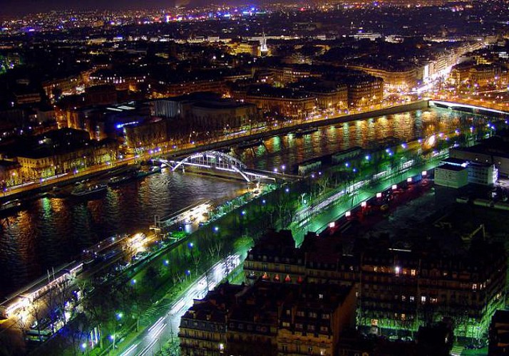 Serata 100% romantica: cena sulla Tour Eiffel, crociera illuminata sulla Senna e spettacolo al Moulin Rouge