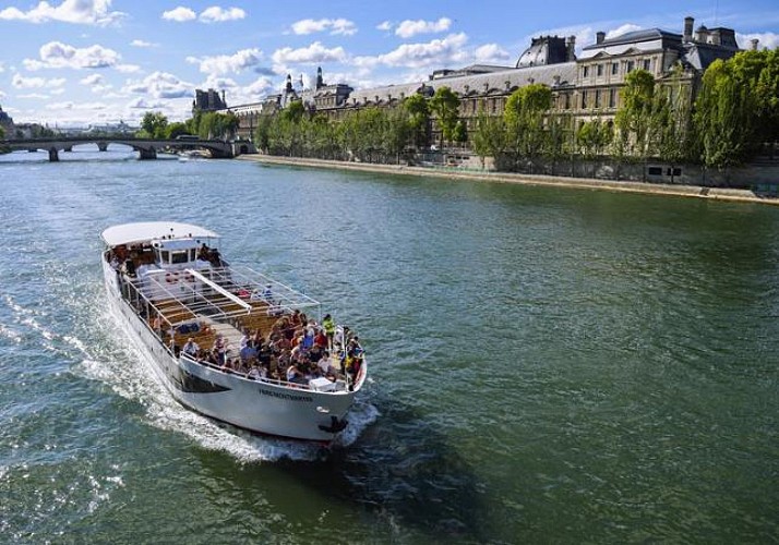 Guided cruise of the must-sees of Paris from the Seine