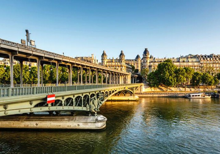 Paris Stadtrundfahrt per Bus und Bootstour auf der Seine