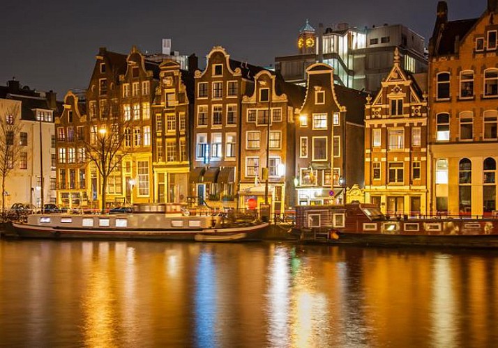 Crociera illuminata sul canale di Amsterdam