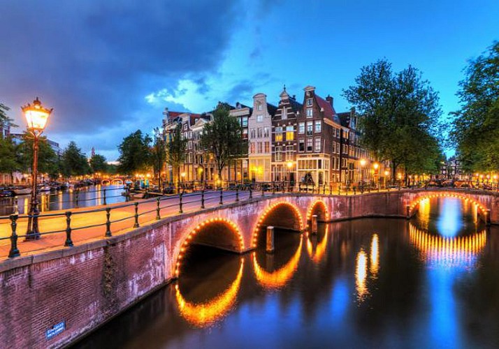 Crociera illuminata sul canale di Amsterdam