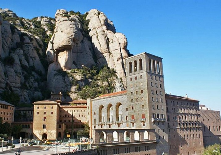 Full Day in Montserrat with Tour of a Vineyard and Wine Tasting – Small group