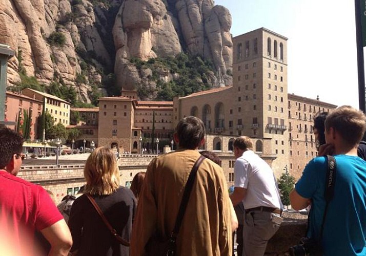 Excursión en Montserrat, visita a un viñedo y  cata de vinos- día completo con un grupo reducido