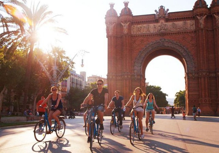 Fahrradtour mit Führung durch das historische und künstlerische Barcelona
