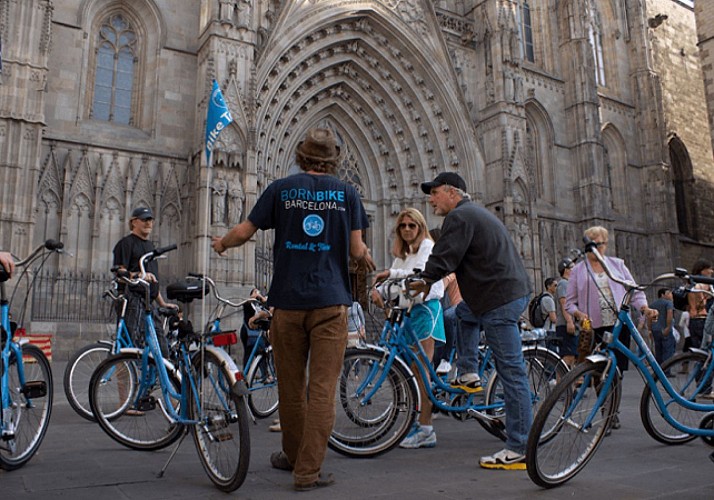 Fahrradtour mit Führung durch das historische und künstlerische Barcelona