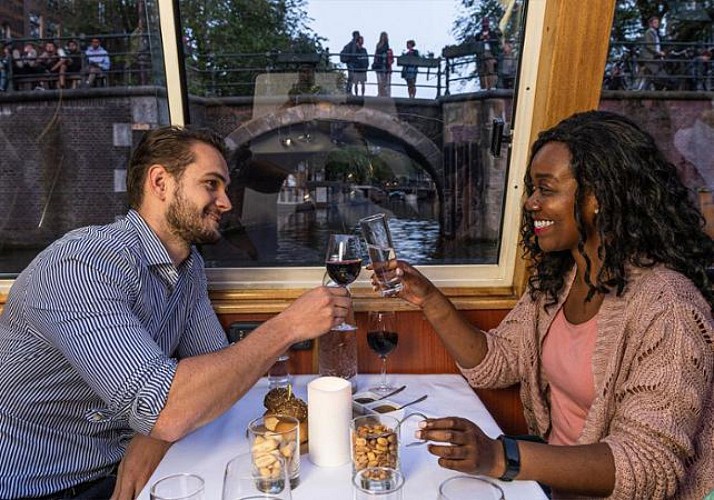 Romantische Bootsfahrt bei Kerzenschein auf den Grachten von Amsterdam