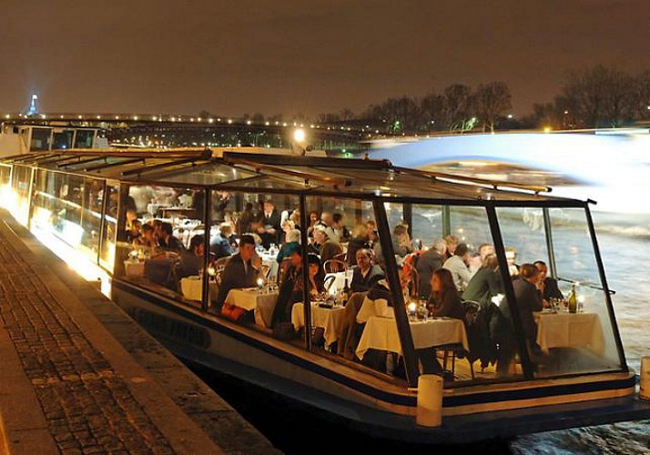 Bootsfahrt auf der Seine mit Abendessen La Marina de Paris – inklusive Transport