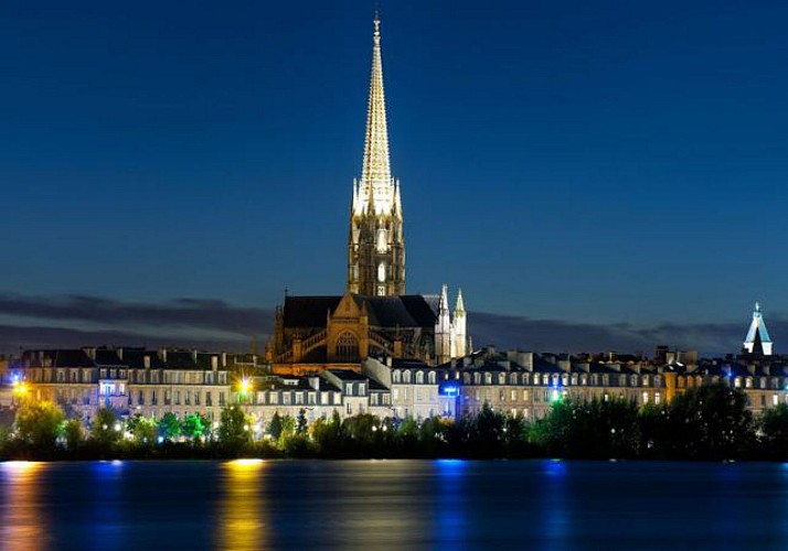 Private Citroen 2CV tour around the monuments of Bordeaux and taste Cannelés - night time