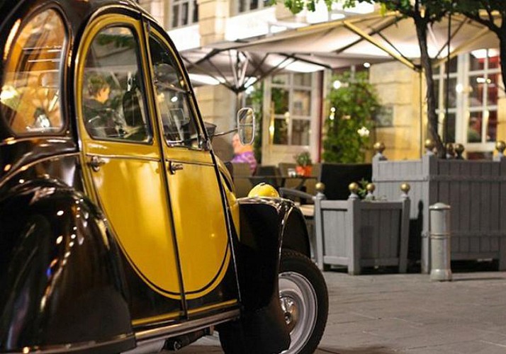 Balade privée en 2CV autour des monuments bordelais et dégustation de cannelés