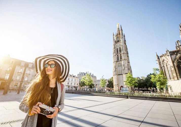 Balade privée en 2CV autour des monuments bordelais et dégustation de cannelés