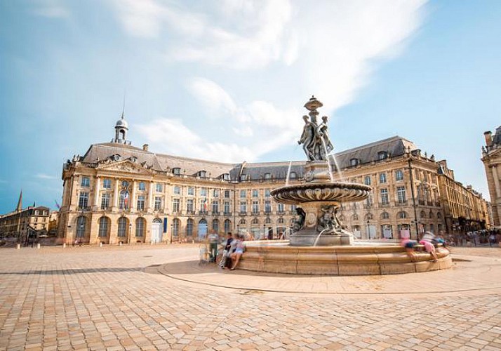 Balade privée en 2CV autour des monuments bordelais et dégustation de cannelés