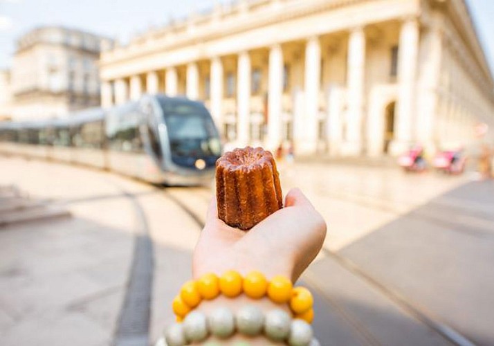 Balade privée en 2CV autour des monuments bordelais et dégustation de cannelés
