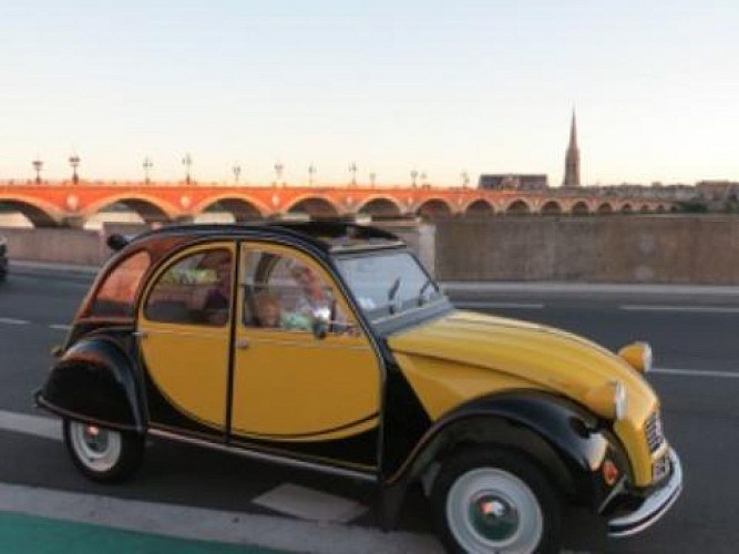 Visite privée en 2CV des monuments et quais de Bordeaux