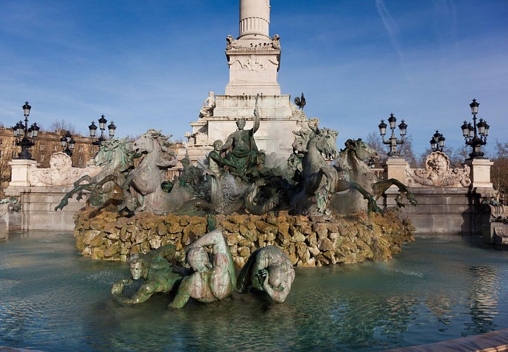 Visite privée en 2CV des monuments et quais de Bordeaux