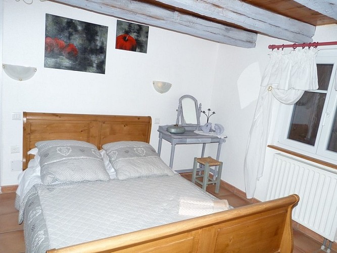 chambre lit deux personnes coté EST qui ouvre sur une grande terrasse vue sur le jardin