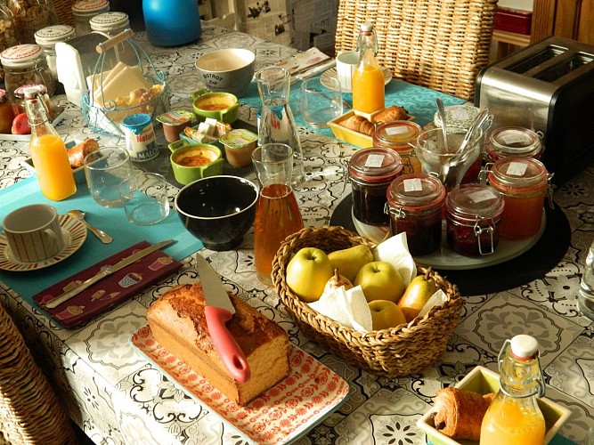 st maurice-etusson-chambre-dhotes-la-fougereuse-petit-dej.JPG_7