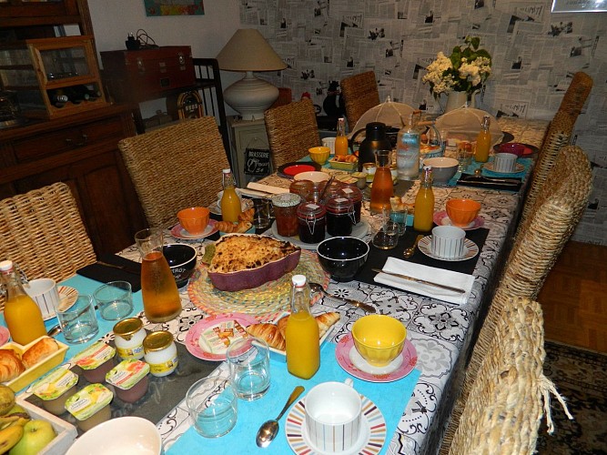 st maurice-etusson-chambre-dhotes-la-fougereuse-petit-dejeuner.JPG_8