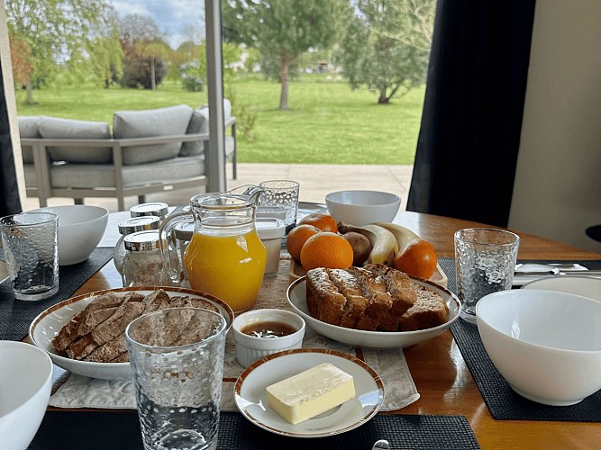 Petit déjeuner dans la salleà manger l'hiver