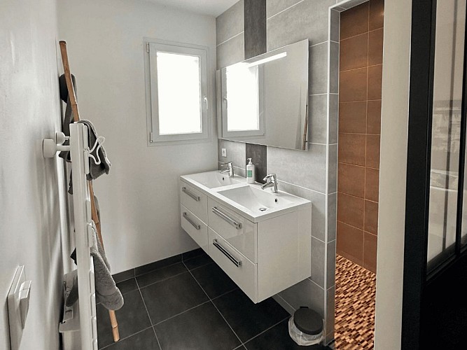 Salle de bain avec douche à l'italienne