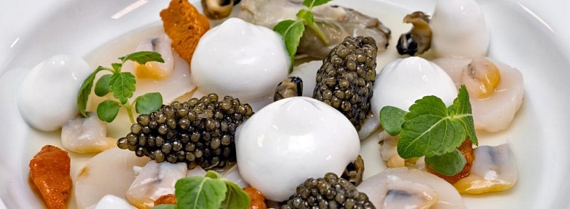 STJ_Caviar-oscietre-grand-cru-Saint-Jacques-crues-acidulees--Et-coquillages-au-naturel-Sorbet-citron-vert-rafraichi-d-un-Gin-Tonic-Droits-Nicolas-Claris--4- (2)