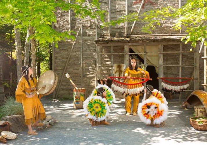 Guided Tour, Traditional Meal and Native American Show at the "Onhoüa Chetek8e" Traditional Huron Site of Wendake in Quebec