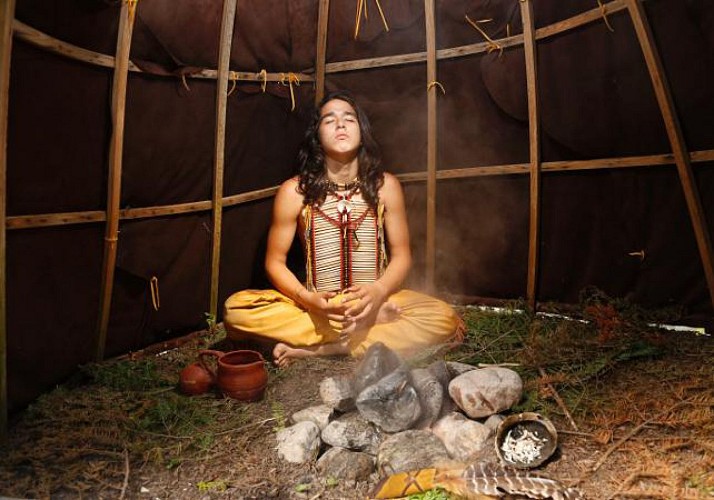 Visite guidée, repas traditionnel et spectacle amérindien au Site Traditionnel Huron « Onhoüa Chetek8e » de Wendake à Québec