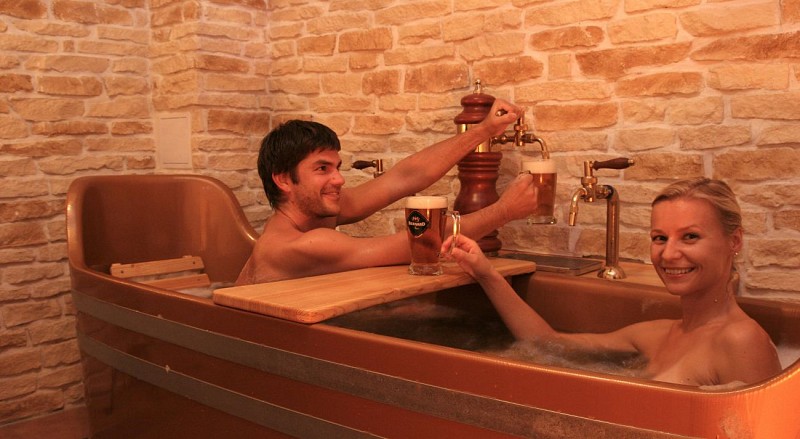 Détente au Beer Spa à Prague avec bière à volonté - massage en option