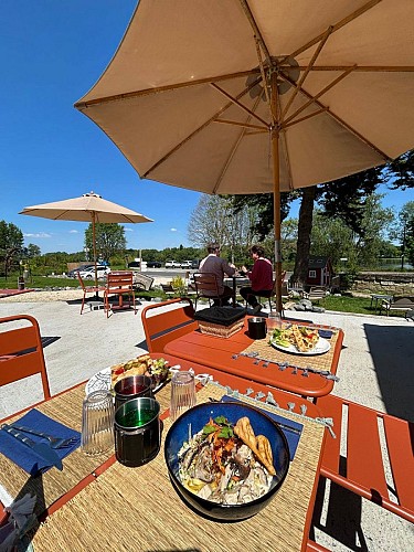 Le p'tit resto du Château - Le Baladin terrasse sur Loire © Bertrand Pignet