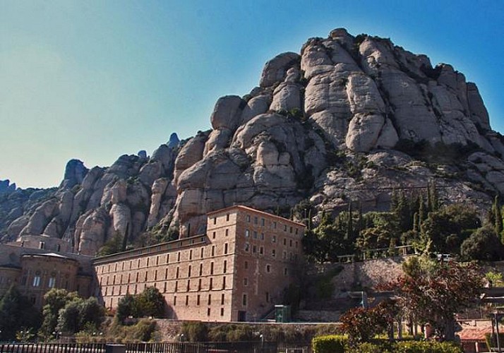 Excursión a Montserrat, visita de un viñedo y cata de vinos - medio día con un grupo pequeño