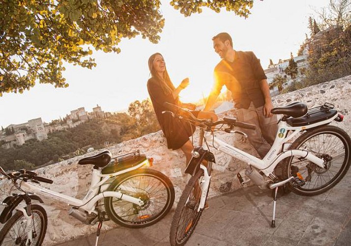 Tour guidé nocturne de l'Albaicin et de Sacromonte en vélo électrique à Grenade
